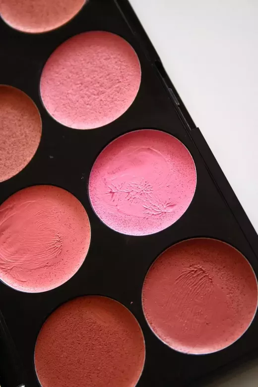 Blushing Beauty: 5 Blush Shades and Techniques for a Natural Flush